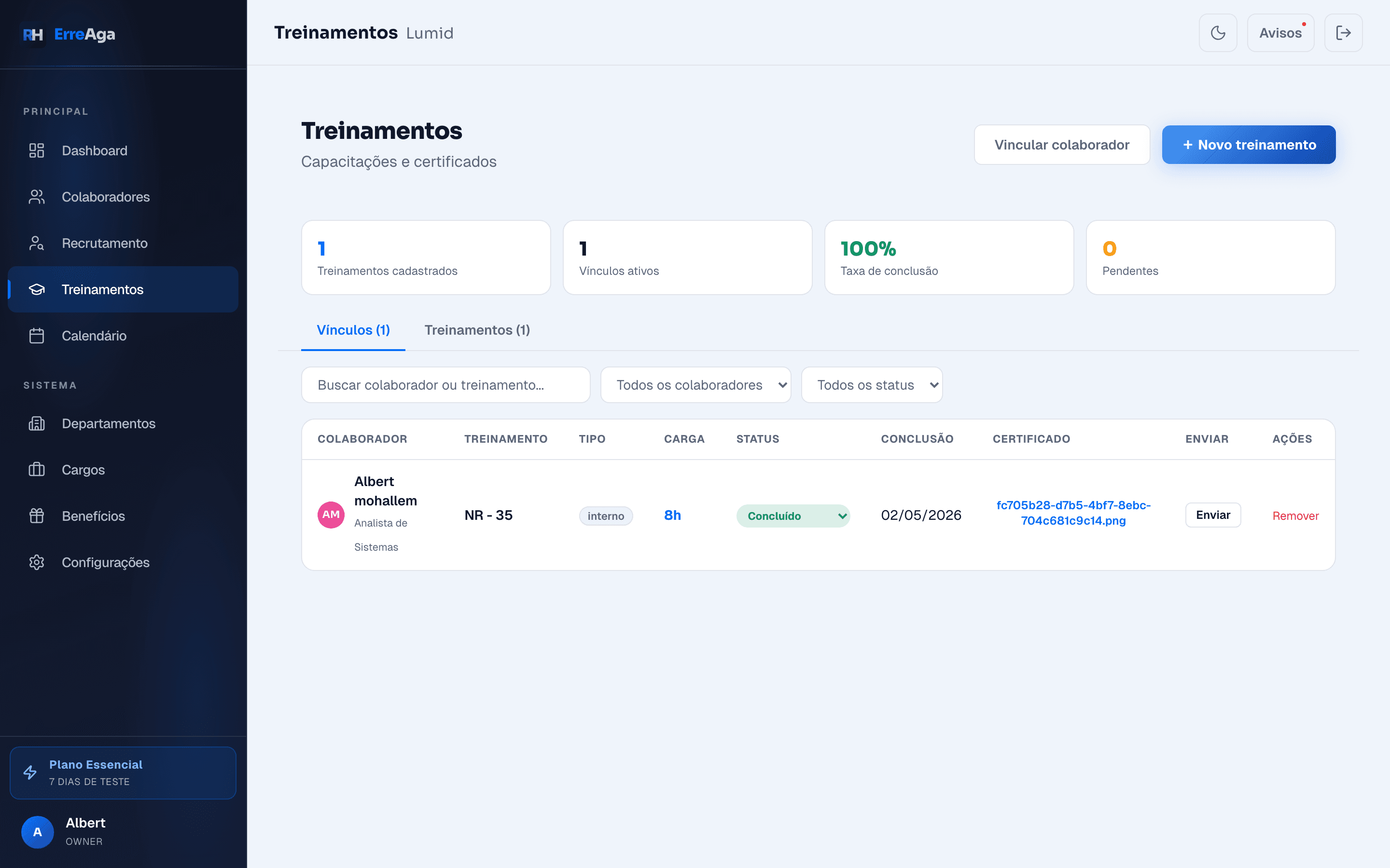 Tela de treinamentos com vínculos por colaborador, status e certificados
